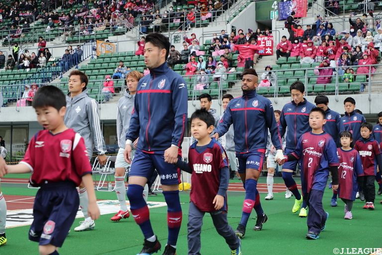 知る人ぞ知る とっておきの観戦コーデ ちょっと羽織るのに便利な春アウターって ｊリーグ Jp