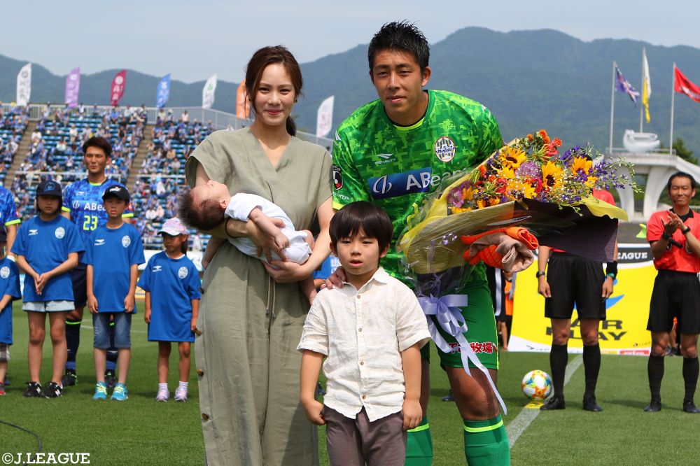 いい夫婦の日 特集 おしどり夫婦なｊリーグ選手を紹介 家族にしか見せない顔をパシャり ｊリーグ Jp