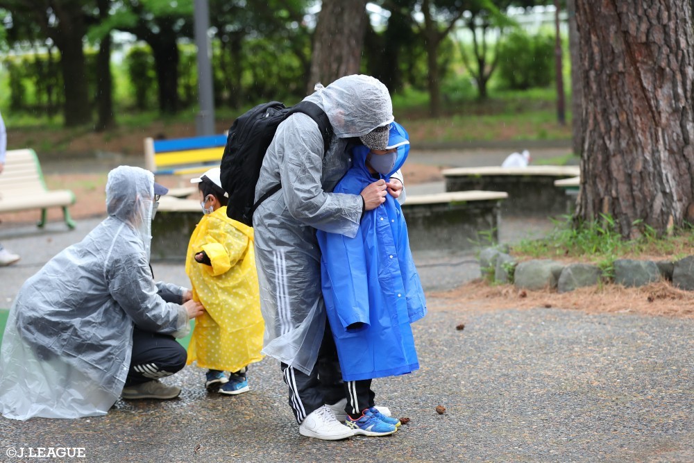 雨でも試合を楽しもう 雨の日サッカー観戦のおすすめアイテムを紹介します ｊリーグ Jp